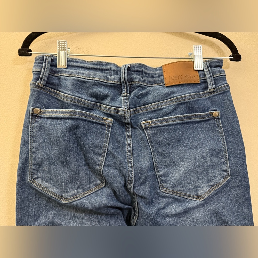 Judy Blue Flare Jeans in Medium Wash Blue - 7/28 - Picture 7 of 12